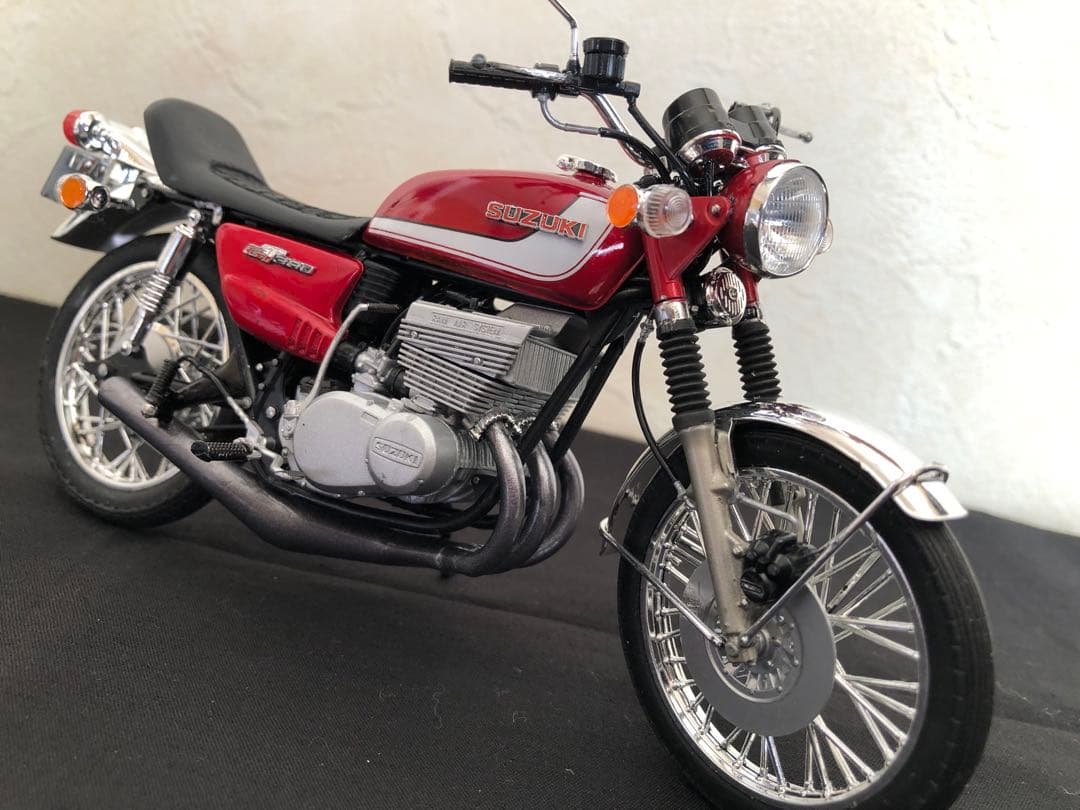 GT380-カスタムプラモデル・キャンディーレッドマイカ完成品・ケース付き。