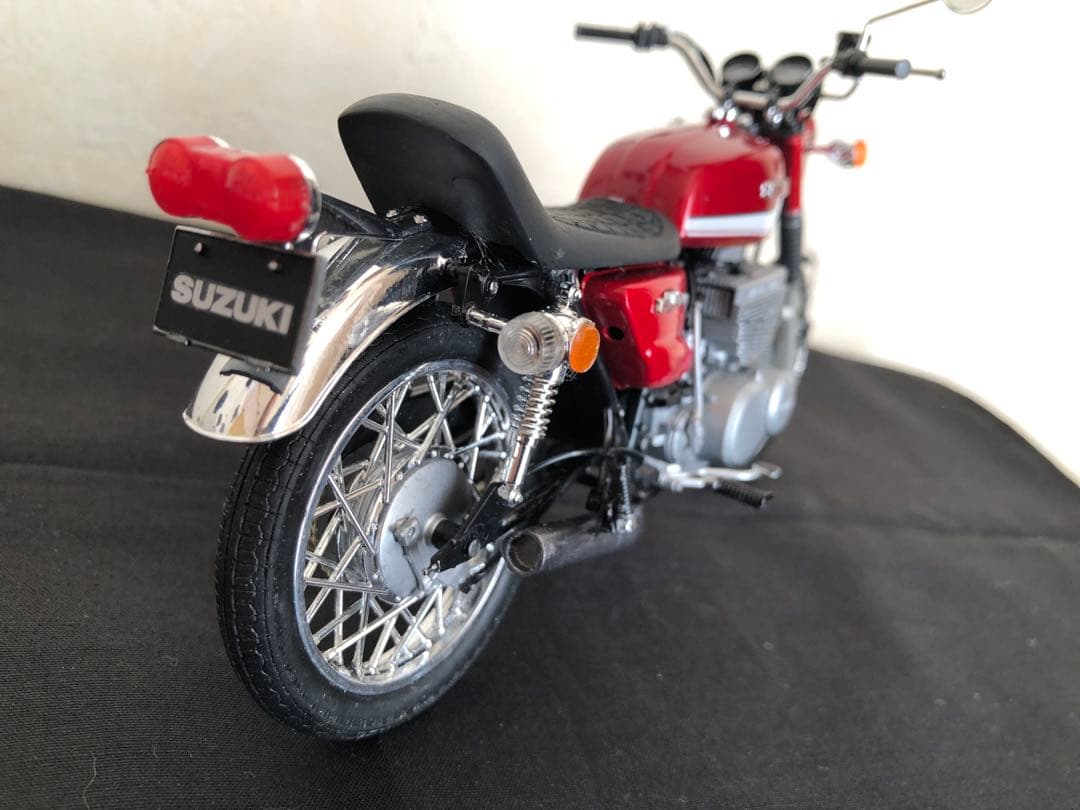 GT380-カスタムプラモデル・キャンディーレッドマイカ完成品・ケース付き。