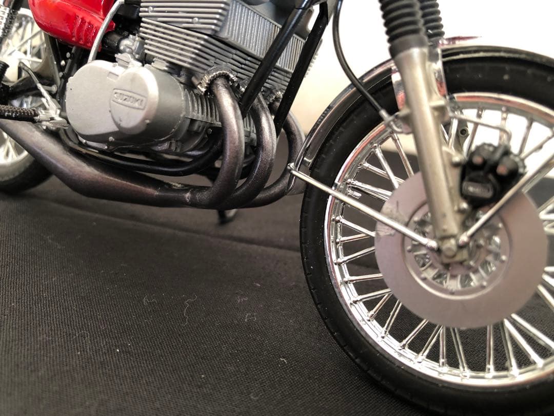 GT380-カスタムプラモデル・キャンディーレッドマイカ完成品・ケース付き。