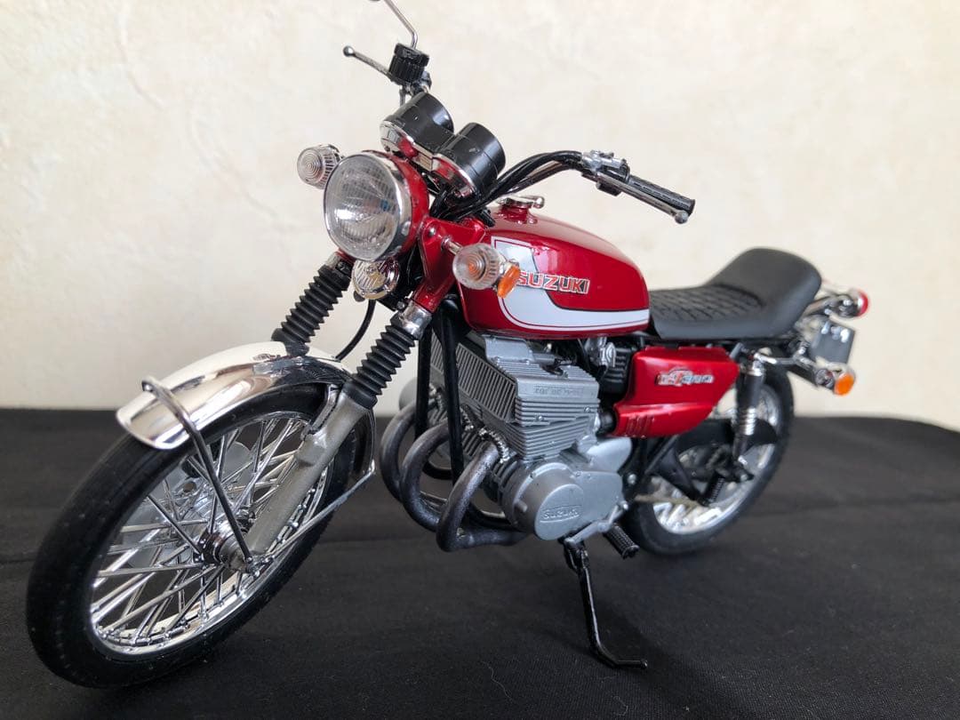 GT380-カスタムプラモデル・キャンディーレッドマイカ完成品・ケース付き。