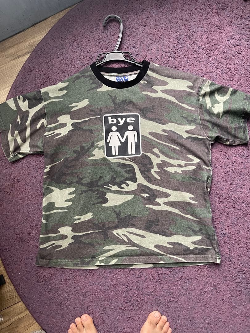 迷彩柄 bye ロゴ Tシャツ