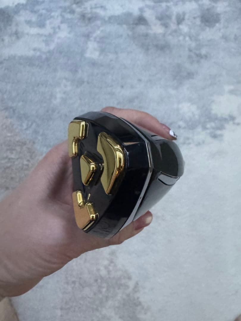 the Vzusa 美顔器 充電ケーブル付き