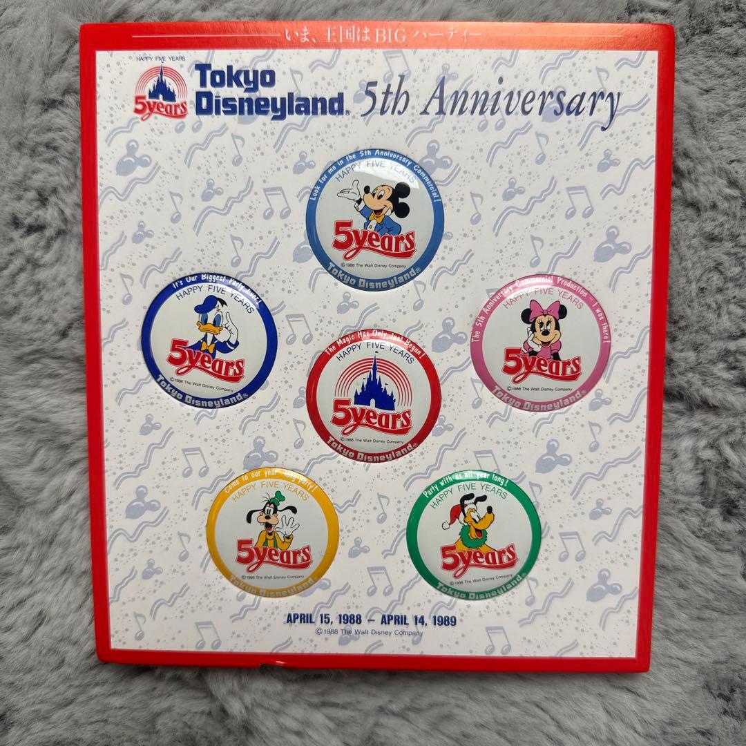 希少　東京ディズニーランド 5周年記念 バッジ6点セット 台紙スタンド付き