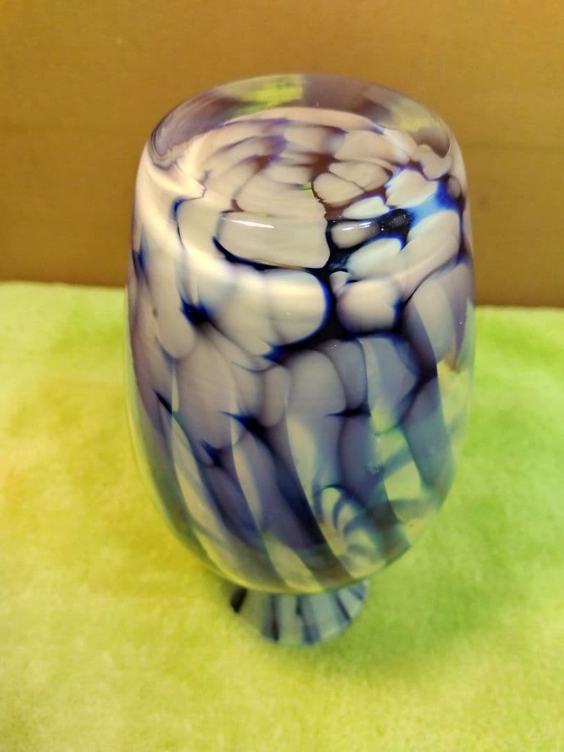 ウランガラス花瓶 (青＆透明のストライプ模様)