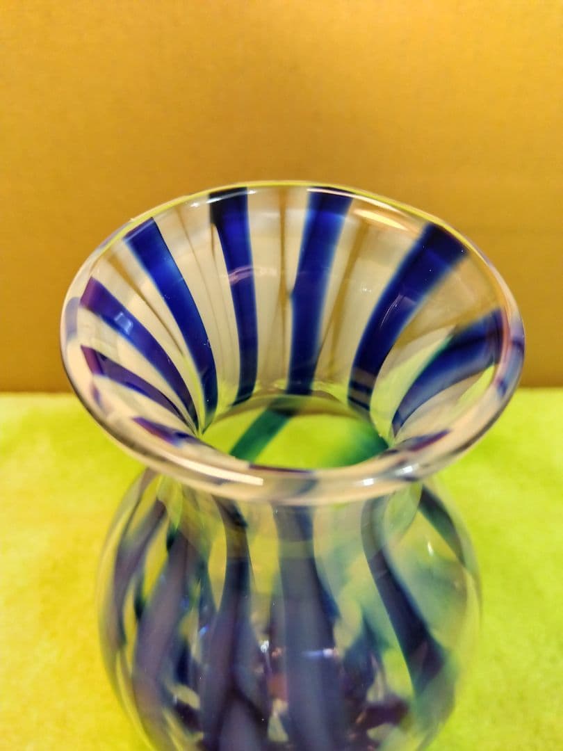 ウランガラス花瓶 (青＆透明のストライプ模様)