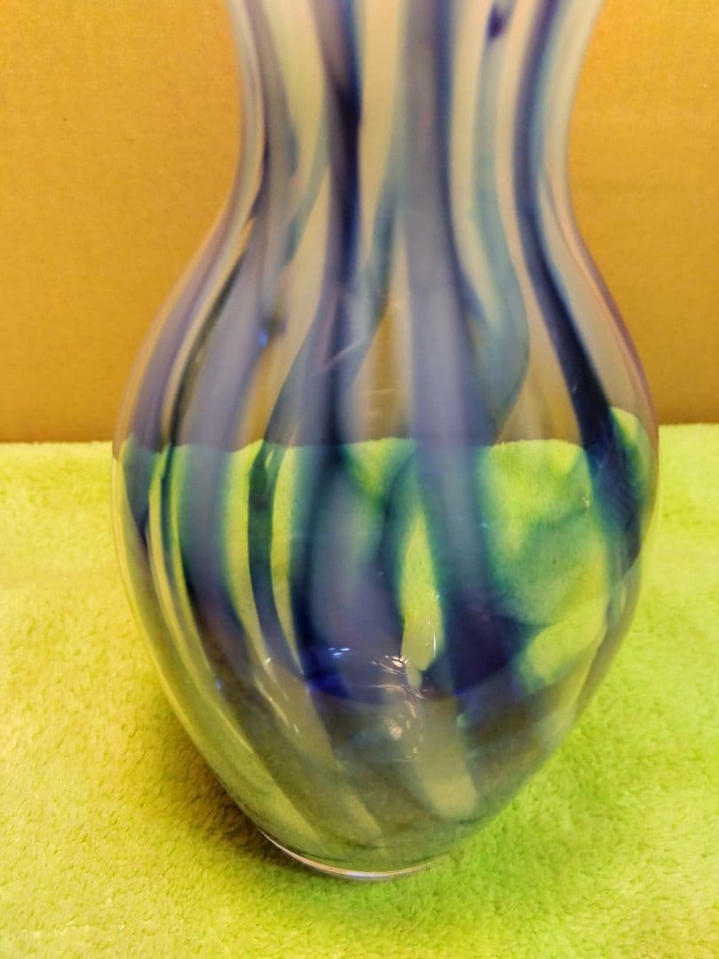 ウランガラス花瓶 (青＆透明のストライプ模様)