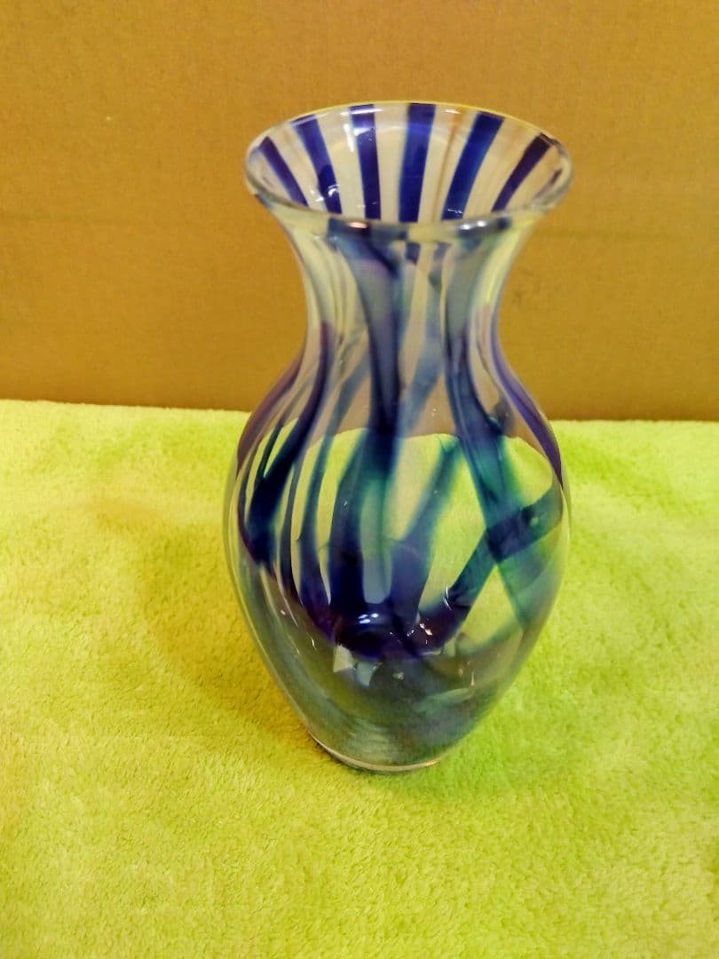 ウランガラス花瓶 (青＆透明のストライプ模様)