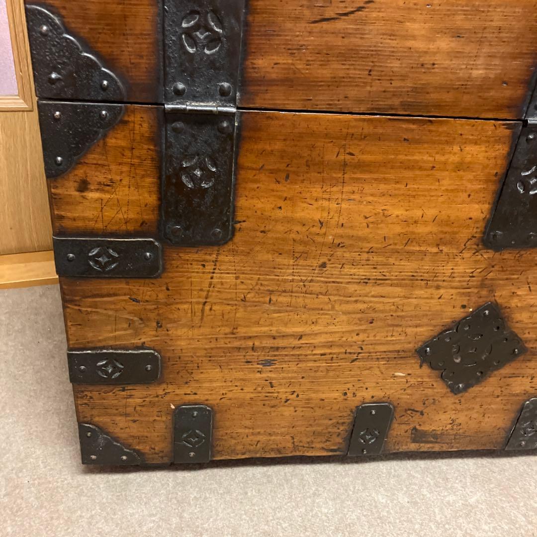 アンティークな李朝家具バンダジ（横幅８１㌢、奥行４３㌢、高さ７５㌢　錠前付き）