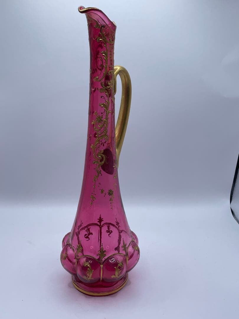 ピンクのガラス製の花瓶