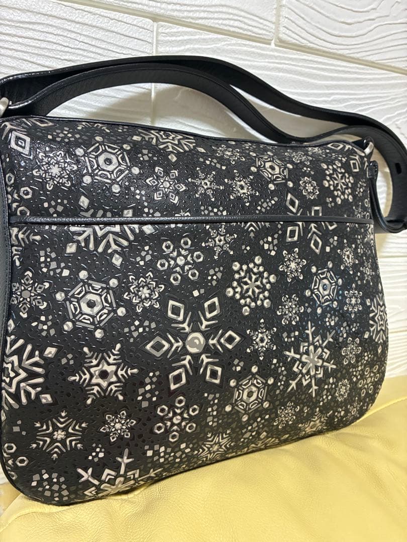 極美品　印傳屋 リカレア 雪の結晶　ショルダーバッグ