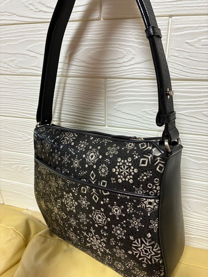 極美品　印傳屋 リカレア 雪の結晶　ショルダーバッグ