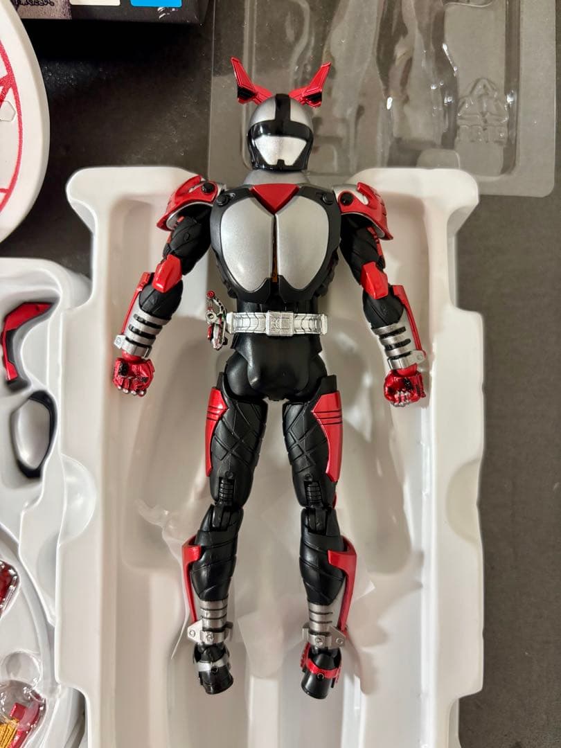 S.H.フィギュアーツ　真骨彫製法　仮面ライダーカブト ハイパーフォーム10th