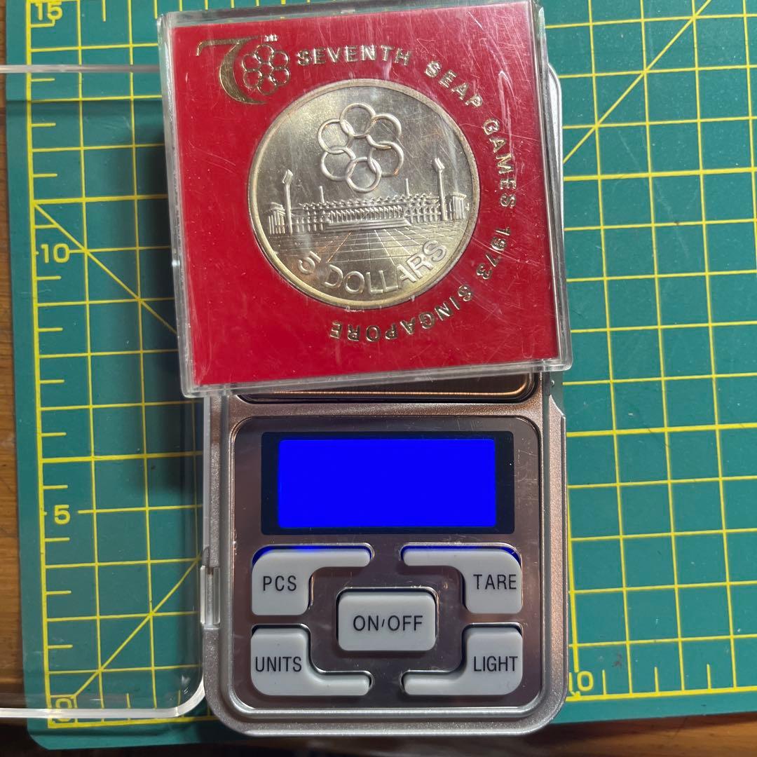 ケース入りの銀貨セット