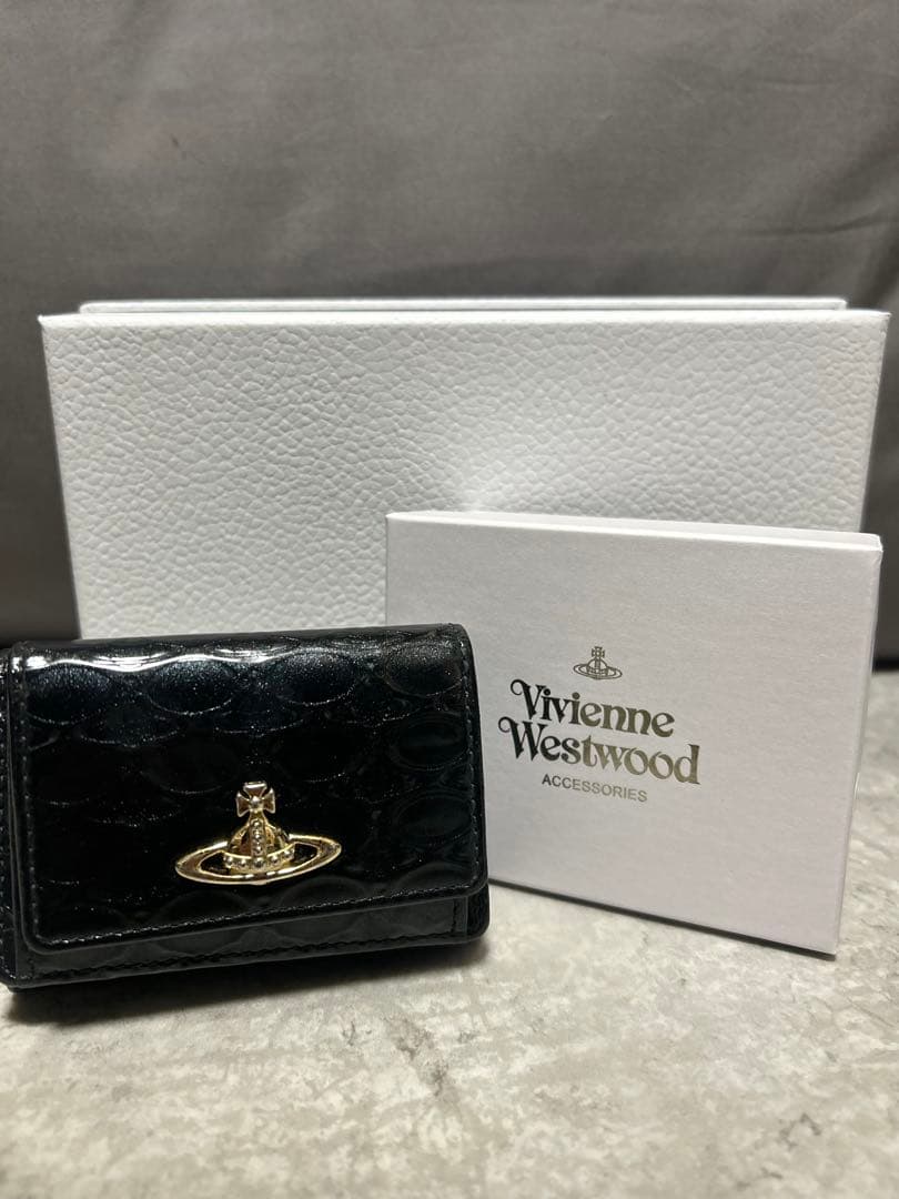 Vivienne Westwoodオンライン限三つ折り財布 パテントレザー箱付き