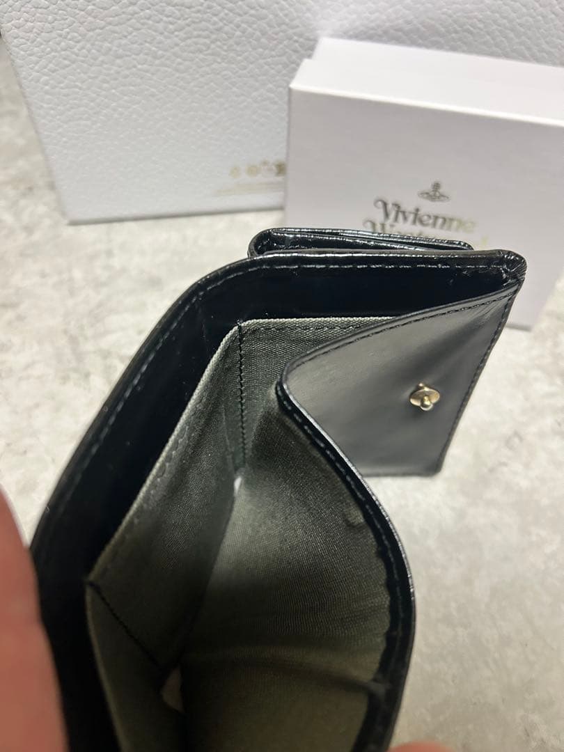 Vivienne Westwoodオンライン限三つ折り財布 パテントレザー箱付き
