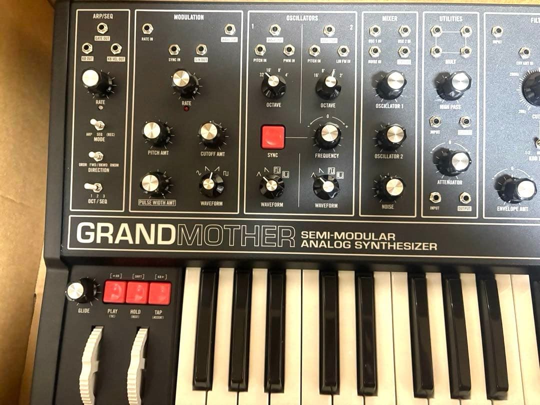 Moog GRANDMOTHER セミモジュラーシンセサイザー