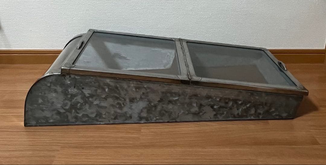 【1月限定価格】昭和レトロ　ブリキ製ショーケース（2枚扉、取り外し可能）