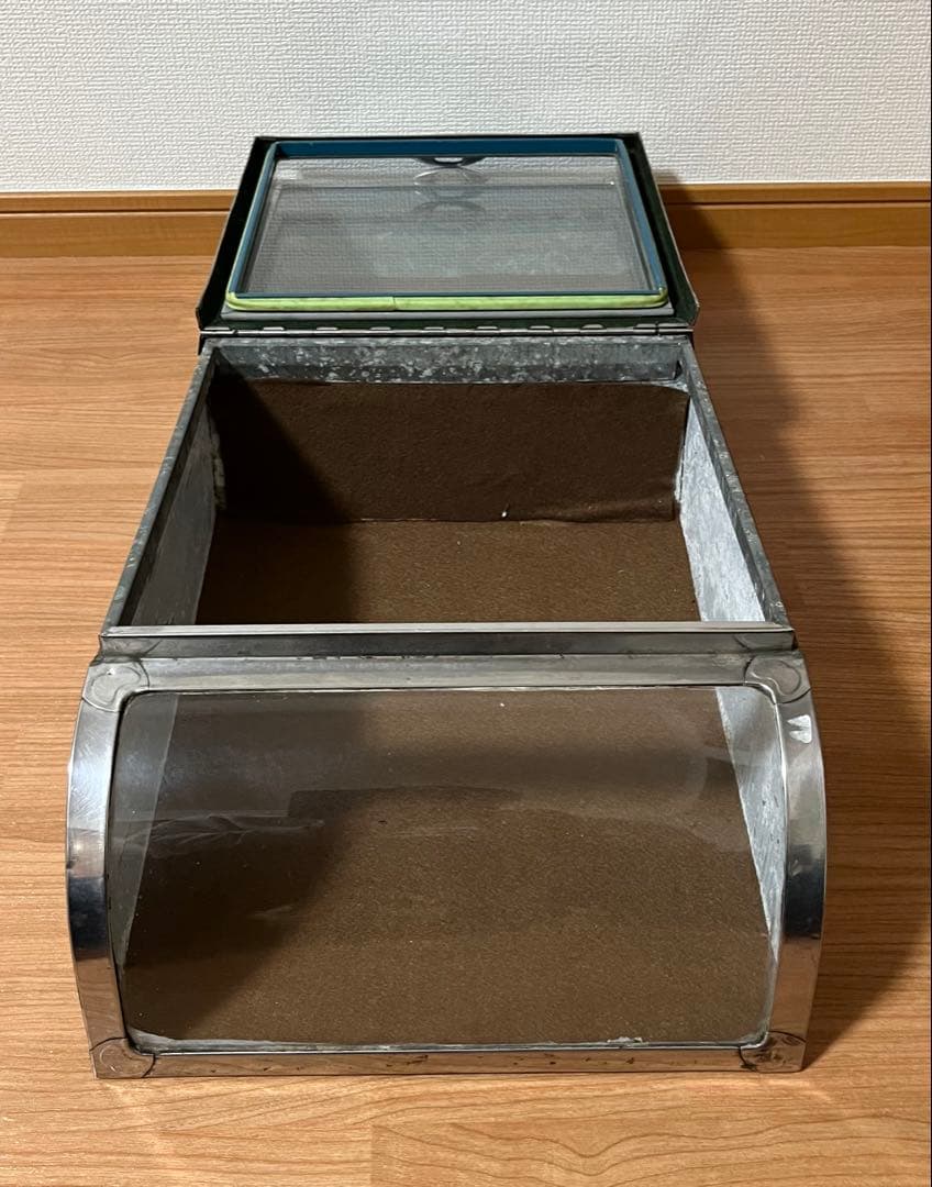 【1月限定価格】昭和レトロ　ブリキ製ショーケース（2枚扉、取り外し可能）