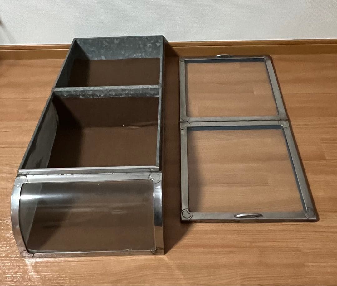 【1月限定価格】昭和レトロ　ブリキ製ショーケース（2枚扉、取り外し可能）