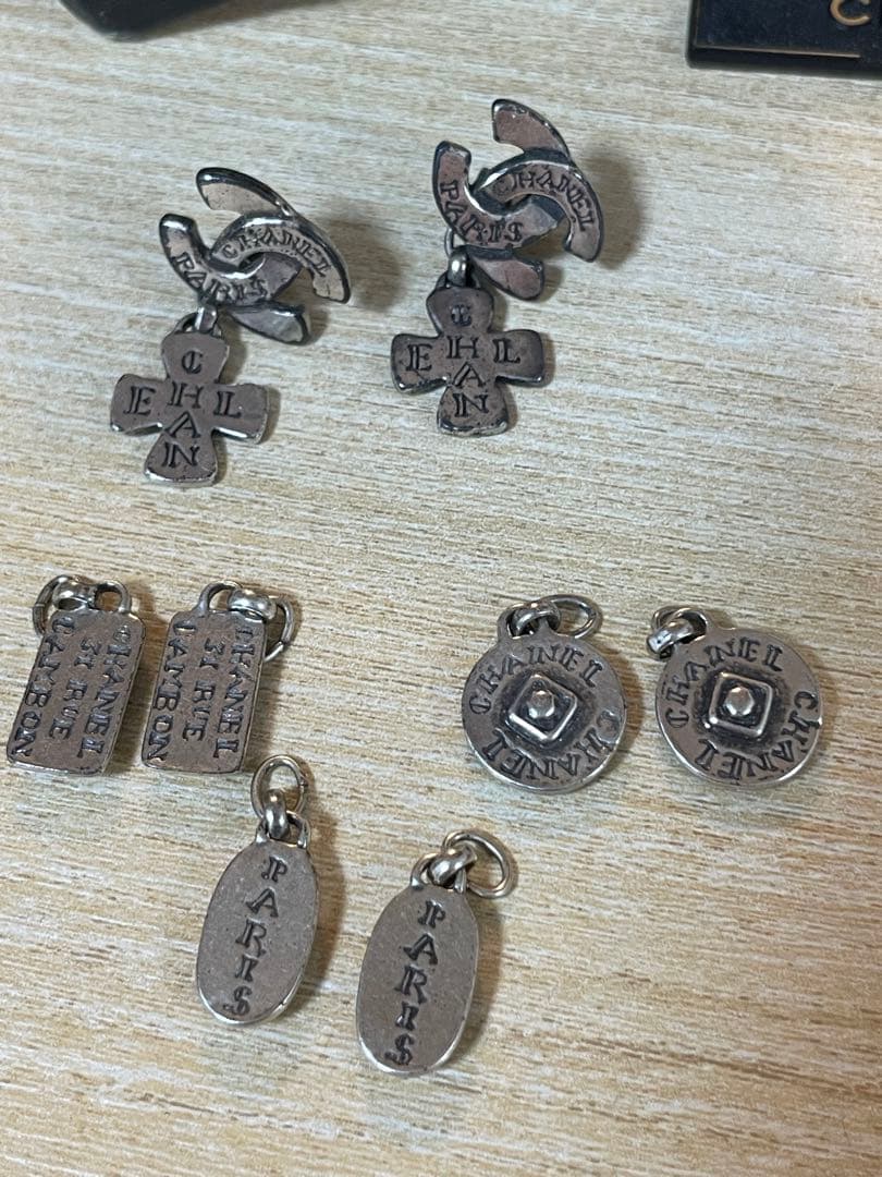 CHANELシルバーチャームピアス
