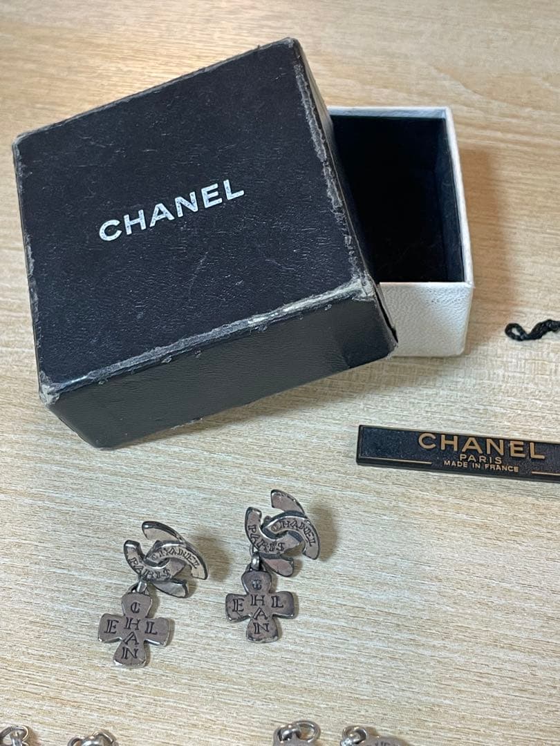 CHANELシルバーチャームピアス