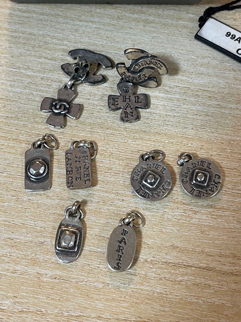 CHANELシルバーチャームピアス