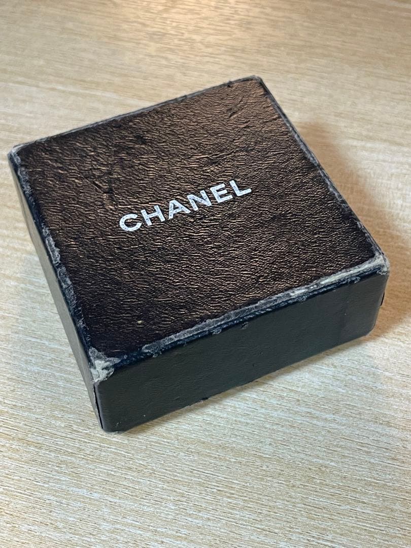 CHANELシルバーチャームピアス