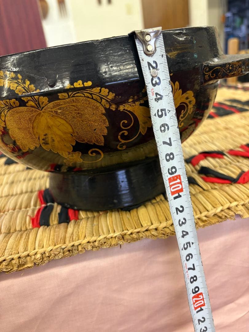 アイヌ　耳盥　キサラリパッチ　漆器　儀礼用具　イヨマンテ　蒔絵入り