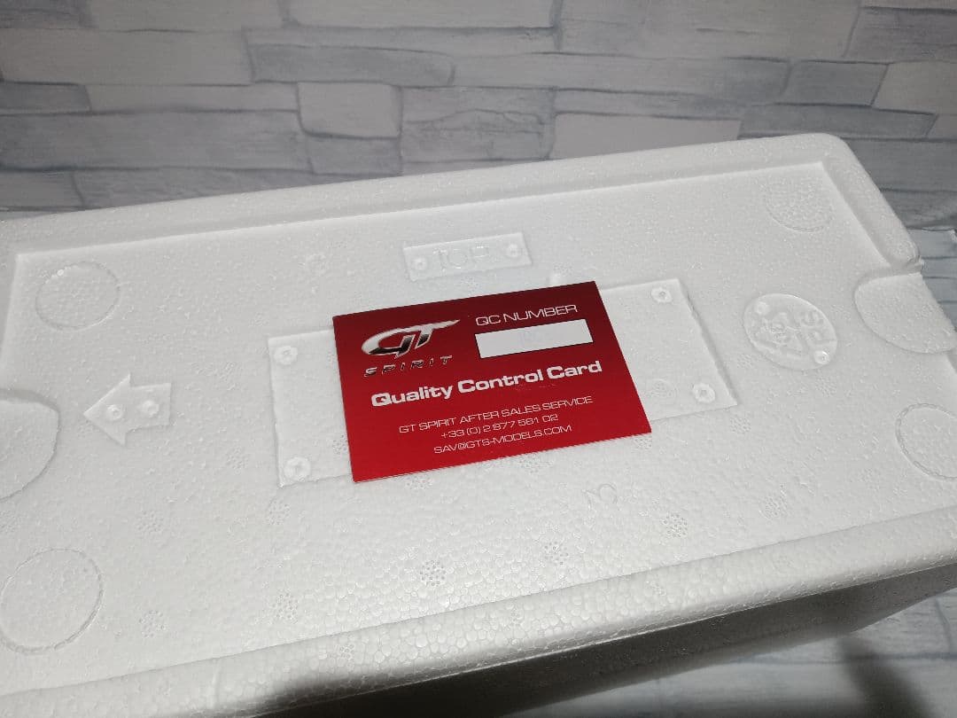 1/18 GTスピリット　ダッジ　チャージャー　ヘルキャット　ミニカー　ホワイト