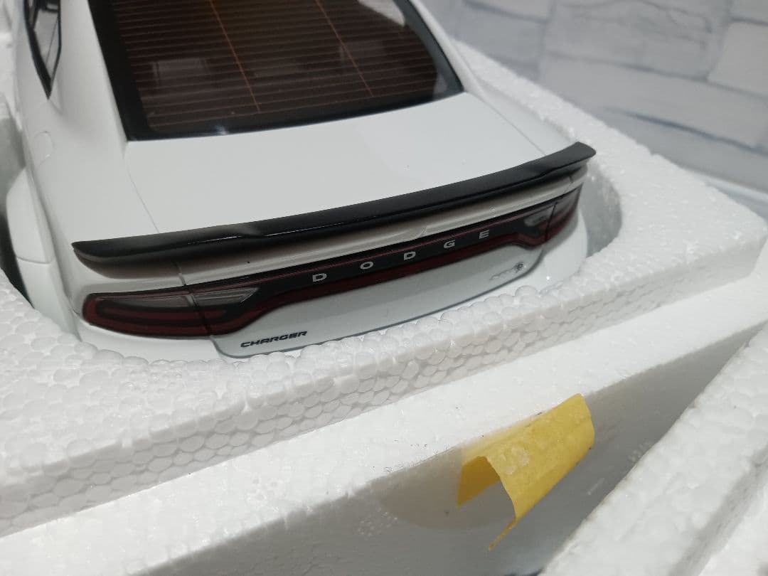 1/18 GTスピリット　ダッジ　チャージャー　ヘルキャット　ミニカー　ホワイト