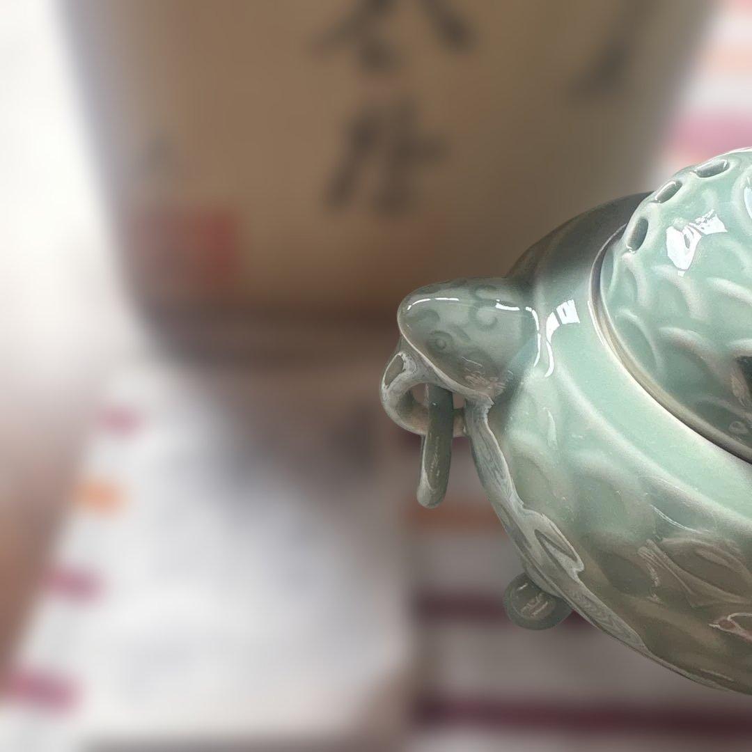 『鍋島焼」冬山作香炉　青磁透し彫（木箱付）