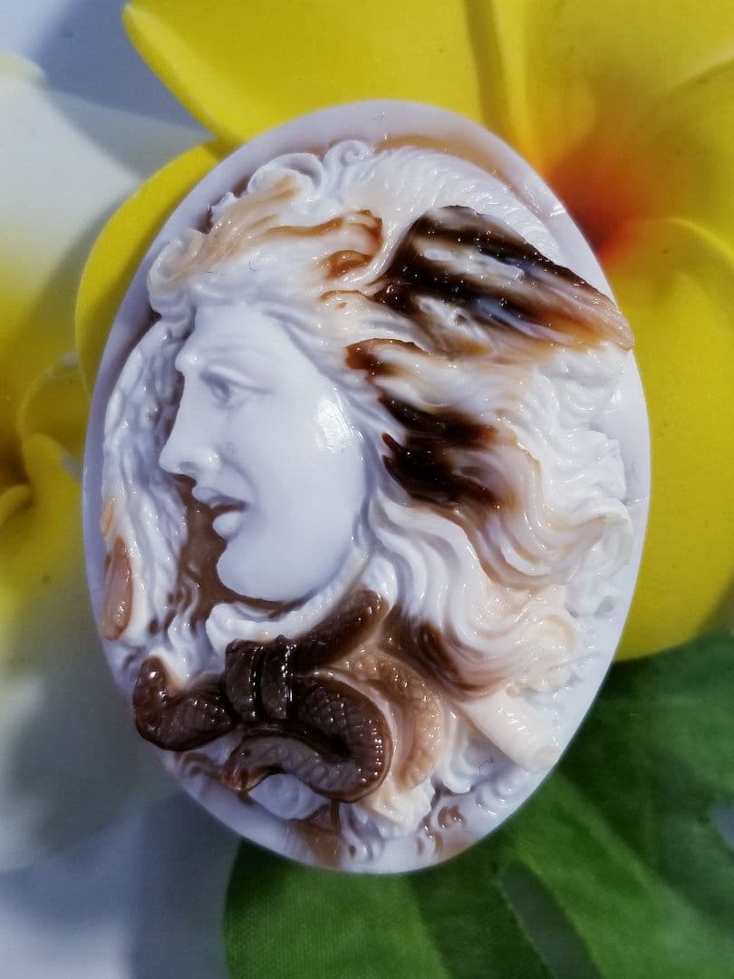 ねね 断捨離KS-911【ジュゼッペ・テソリエーレ作】天然三層シェルカメオ