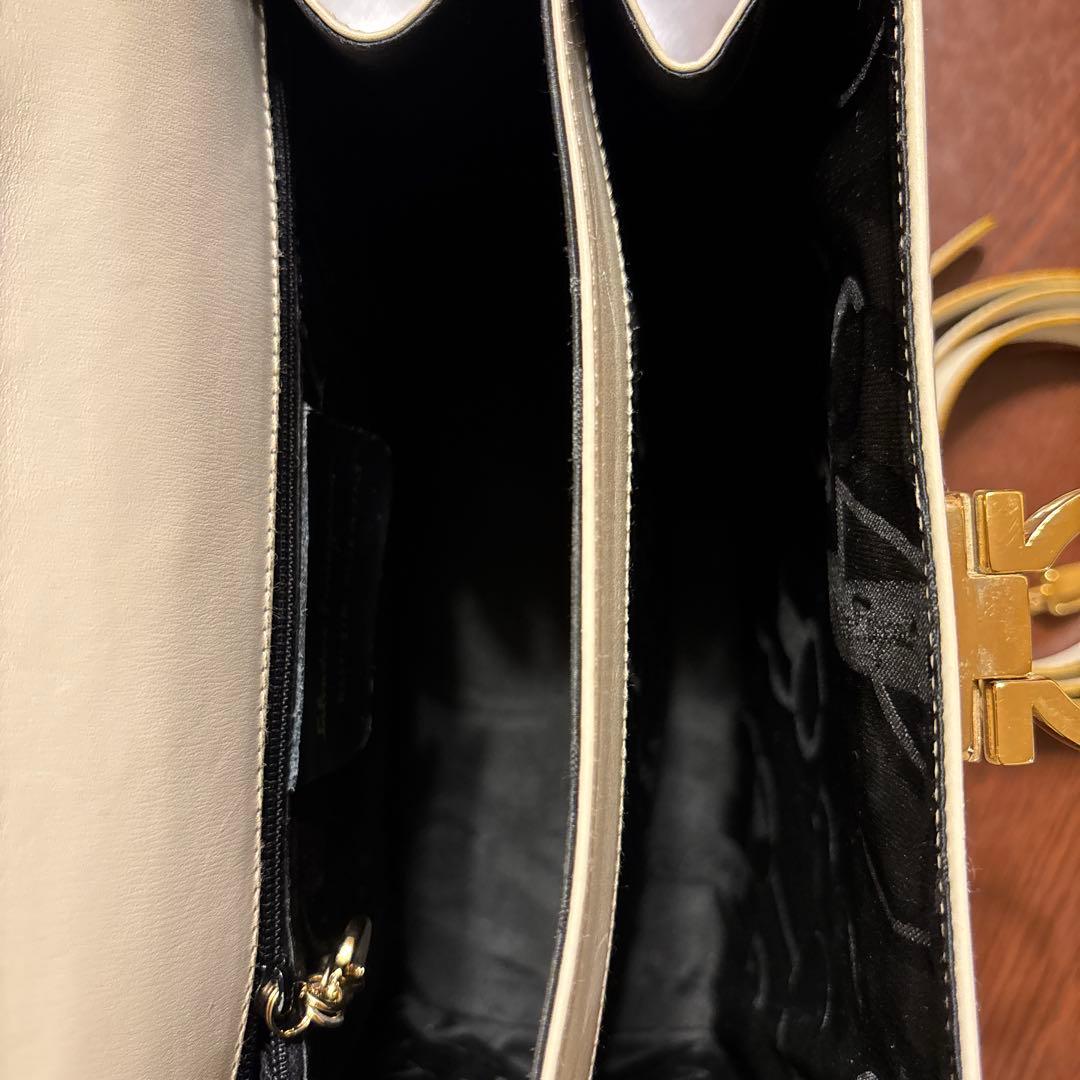 フェラガモ ガンチーニ トップハンドル 白　ショルダー付属