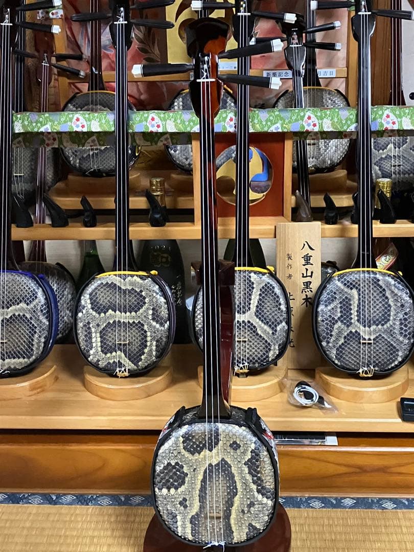 沖縄三線ワンランク上(上質黒檀)真壁型本皮一枚張りスンチ塗り期間限定出品