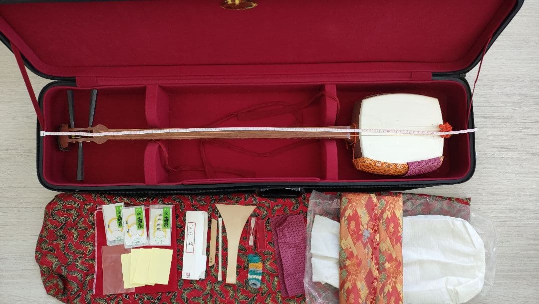 皮裂け気味の小さい傷あり　細棹三味線セット