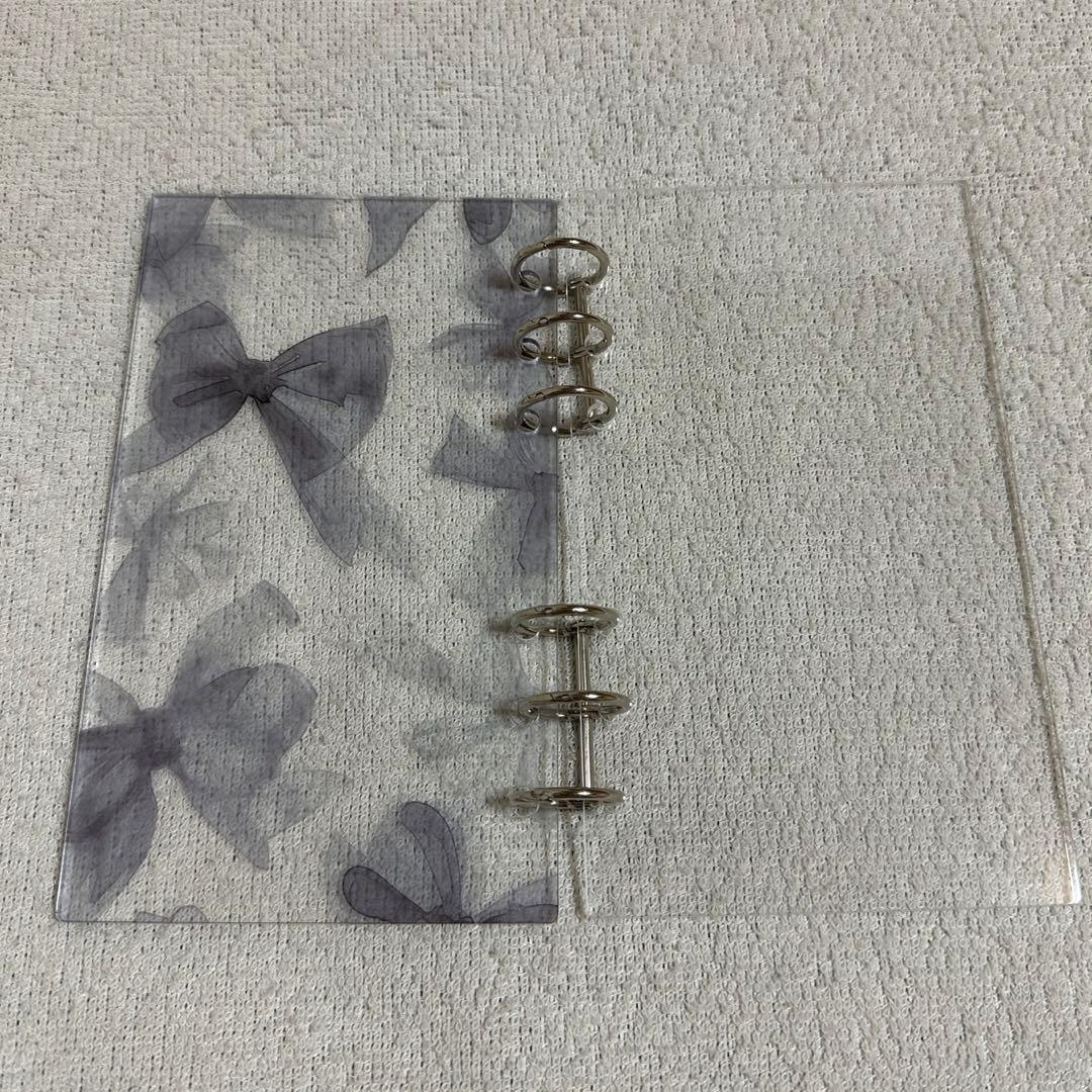 【最終値下げ‼️】韓国 貯金 グレーリボン チャーム付き アクリルバインダー A6