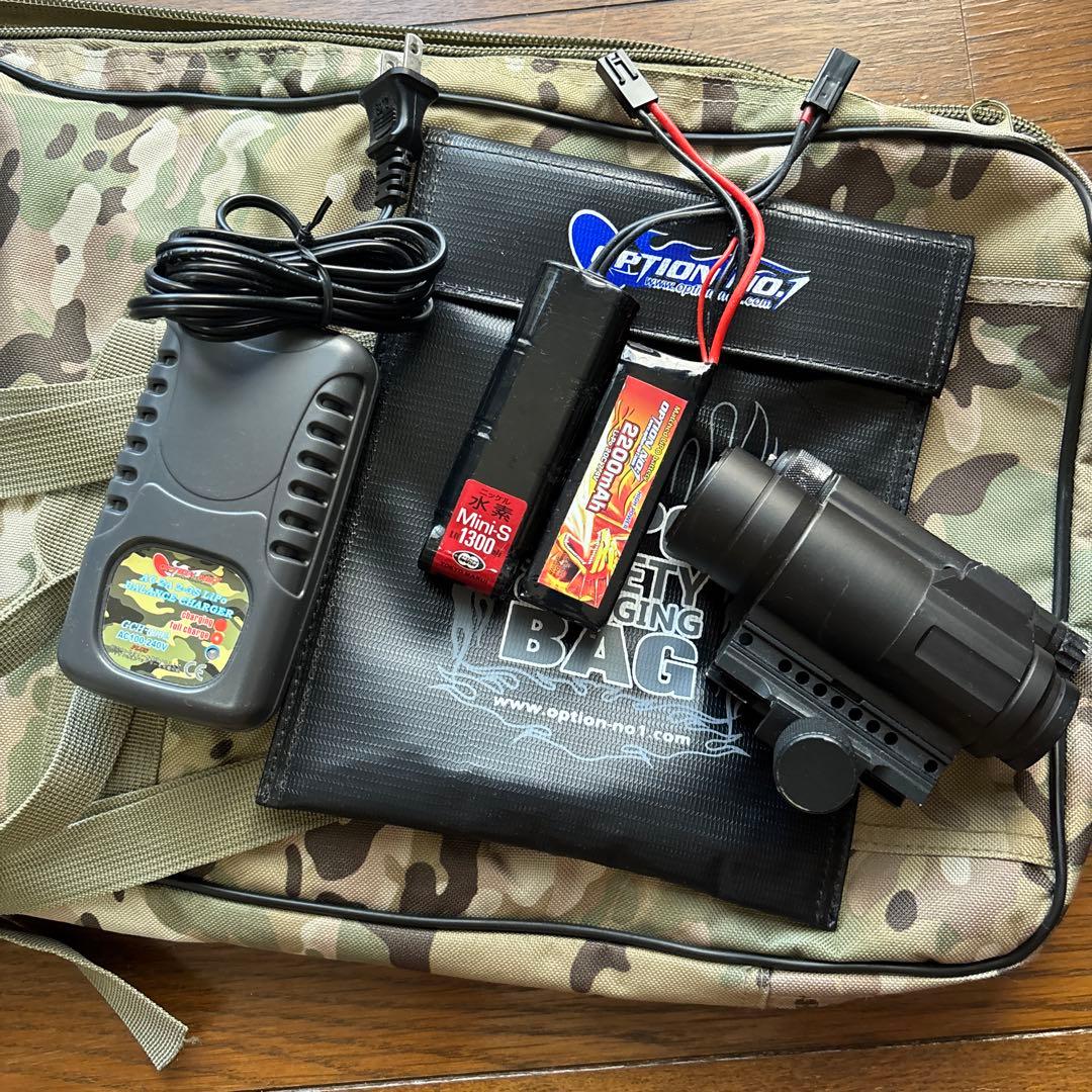 迷彩キャリーバッグ　バッテリー2本　充電器　ダットサイト