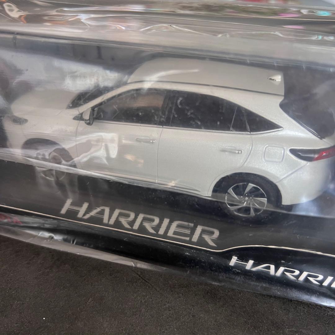 トヨタ ハリアー ミニカー 1/30スケール ホワイトパール　非売品