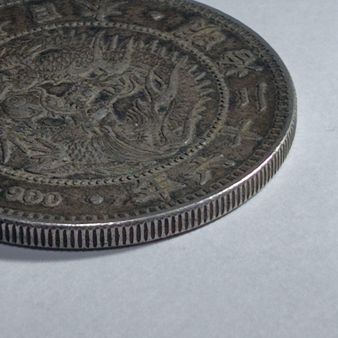 く*ー様 明治26年 一円銀貨（竜）｜銀900｜実流通品 F+〜VF−相当｜現状