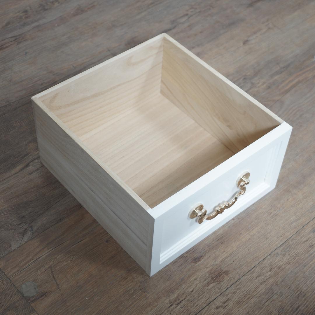 【新品・未使用】　キャビネット　アンティーク金取っ手　 収納　チェスト