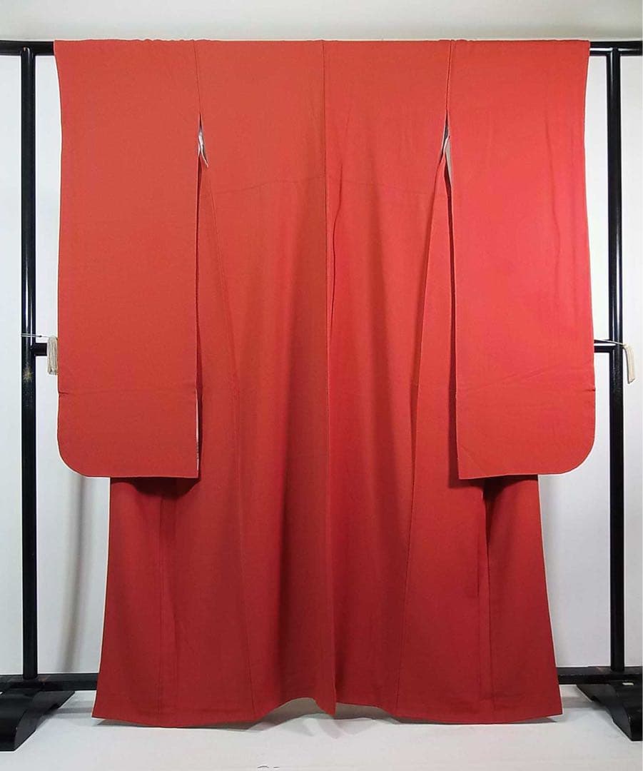 美品　振袖　色無地　シンプルな縮緬　着物　正絹　やや淡い赤色
