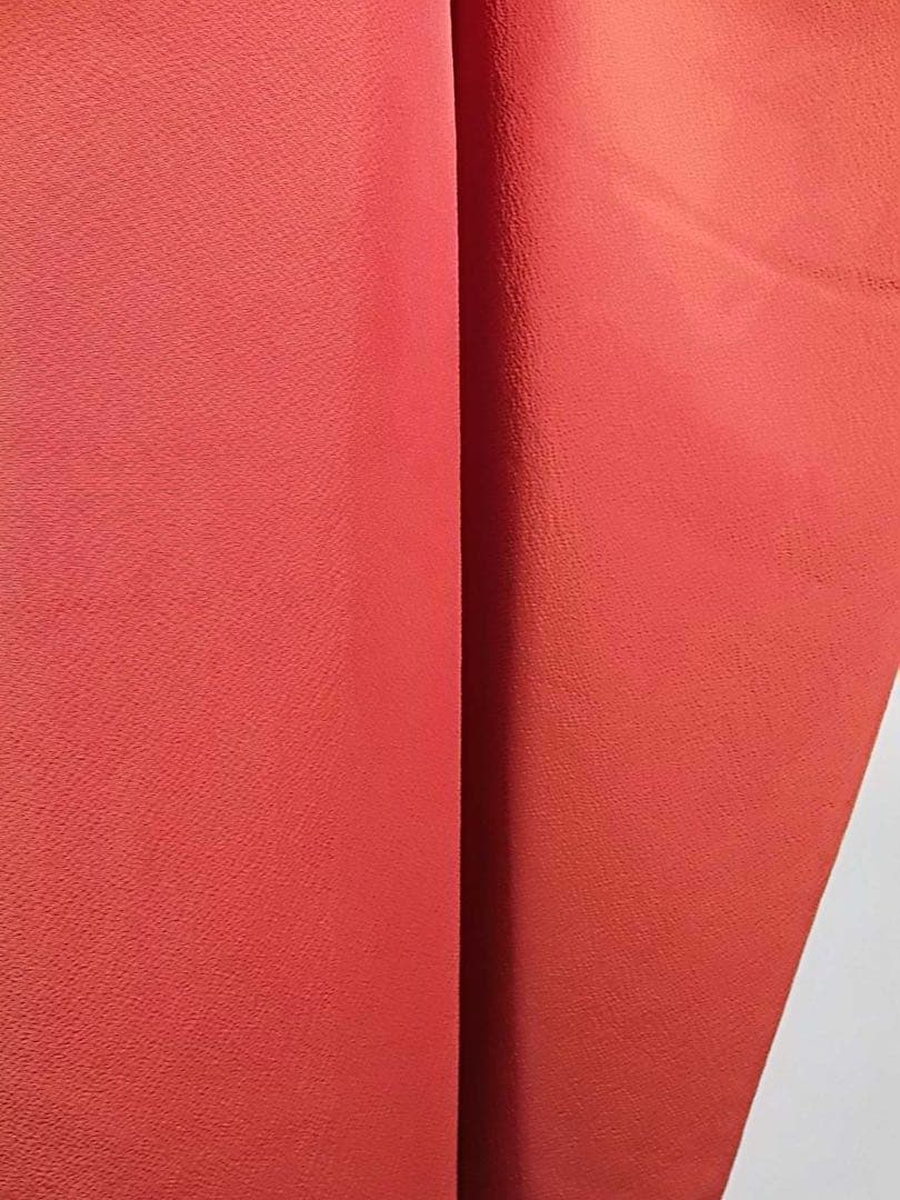 美品　振袖　色無地　シンプルな縮緬　着物　正絹　やや淡い赤色