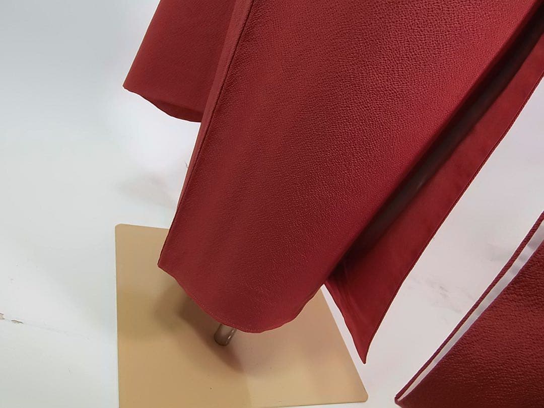 美品　振袖　色無地　シンプルな縮緬　着物　正絹　やや淡い赤色