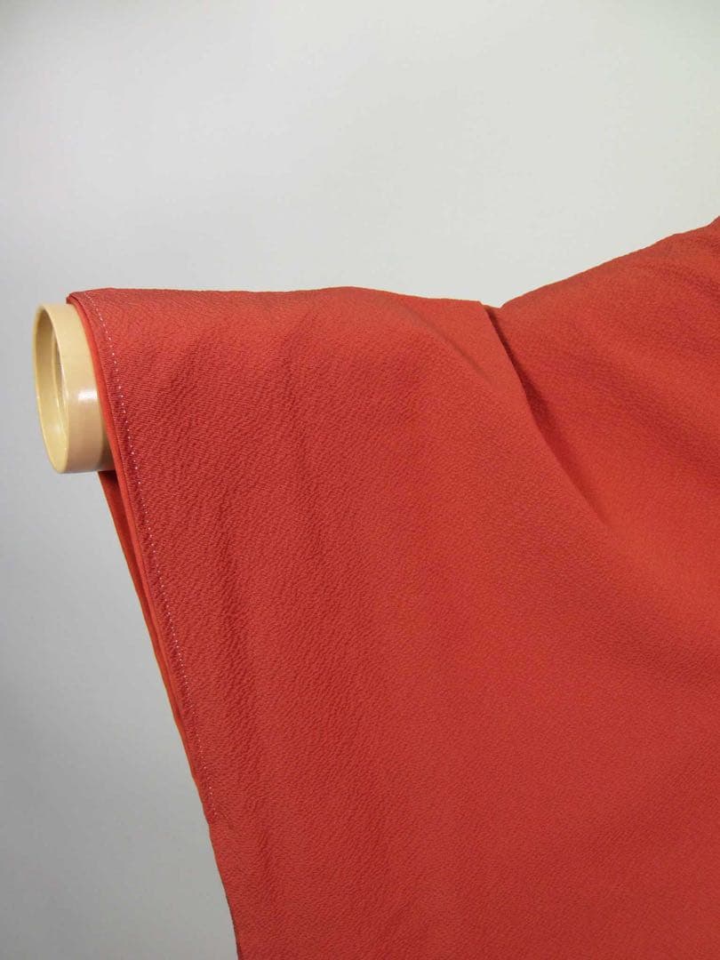 美品　振袖　色無地　シンプルな縮緬　着物　正絹　やや淡い赤色