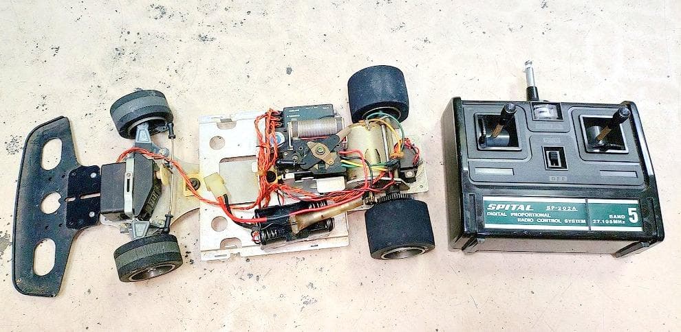 『古い　ホビーラジコン　ジャーシなど　たぶんタミヤのランボだったかと？　京商』