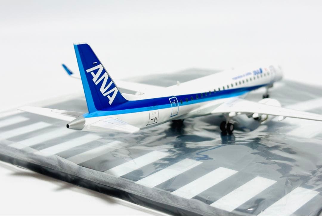 全日空商事 1/200 ANA MRJ90 滑走路パネル付き MR29008