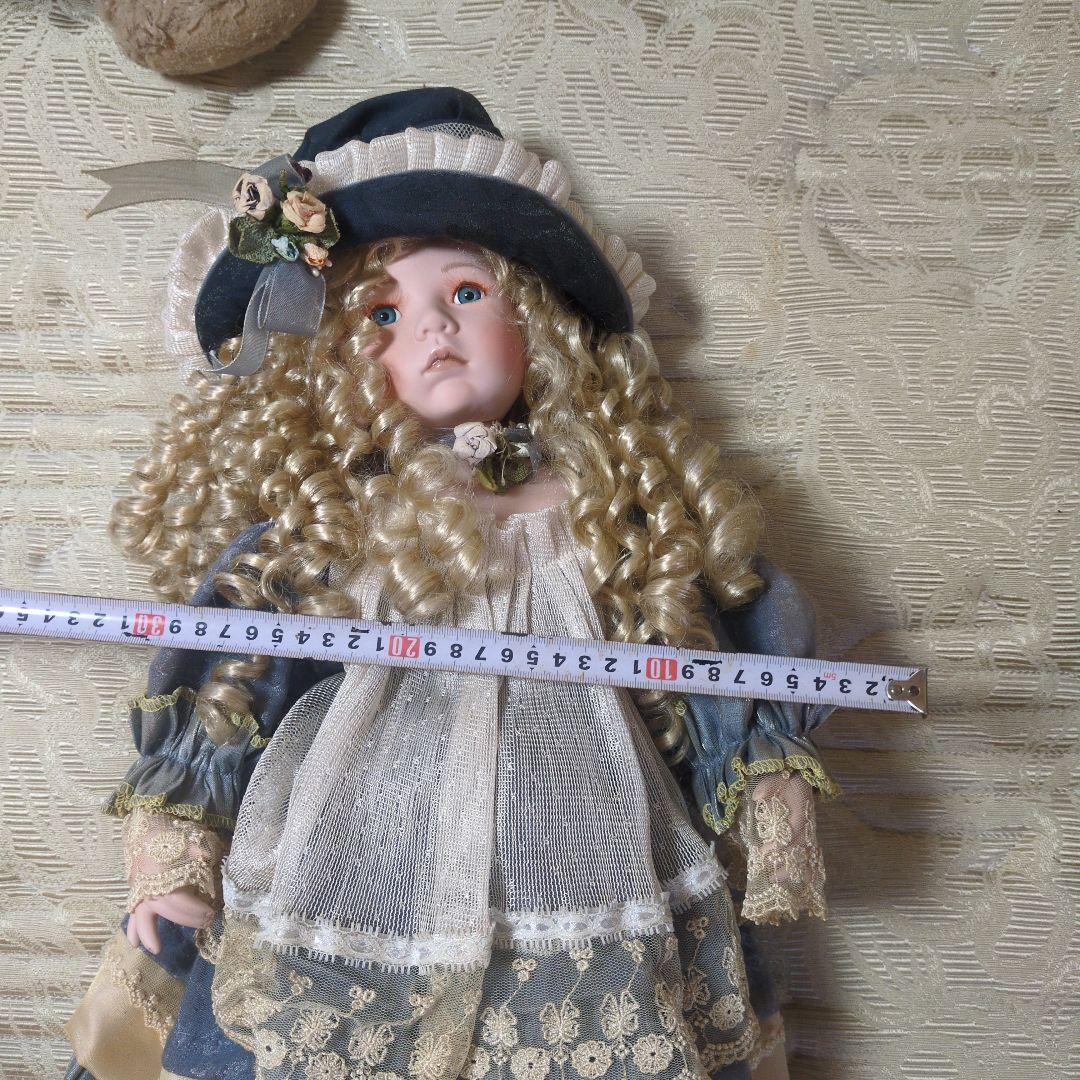 レース装飾のドール