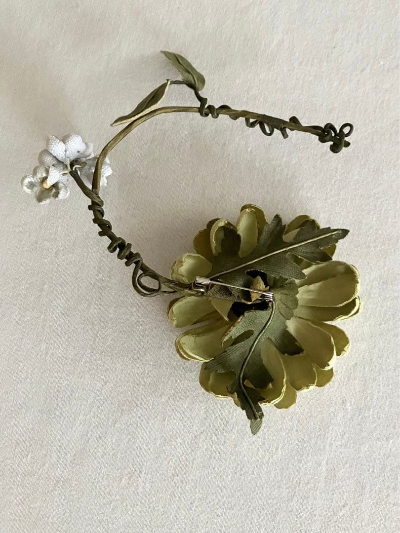 美品 kanekoisao カネコイサオ お花 コサージュ 雛菊 ヒナギク 2個