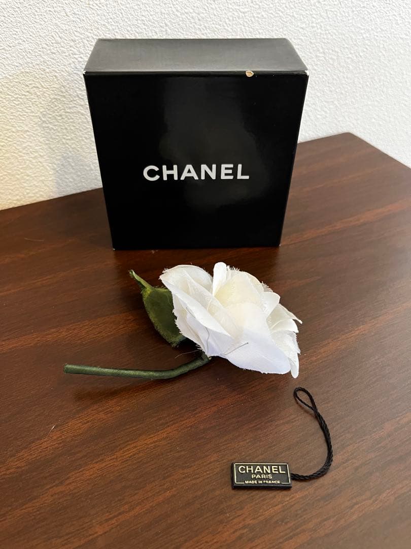 CHANEL ホワイトフラワーコサージュ
