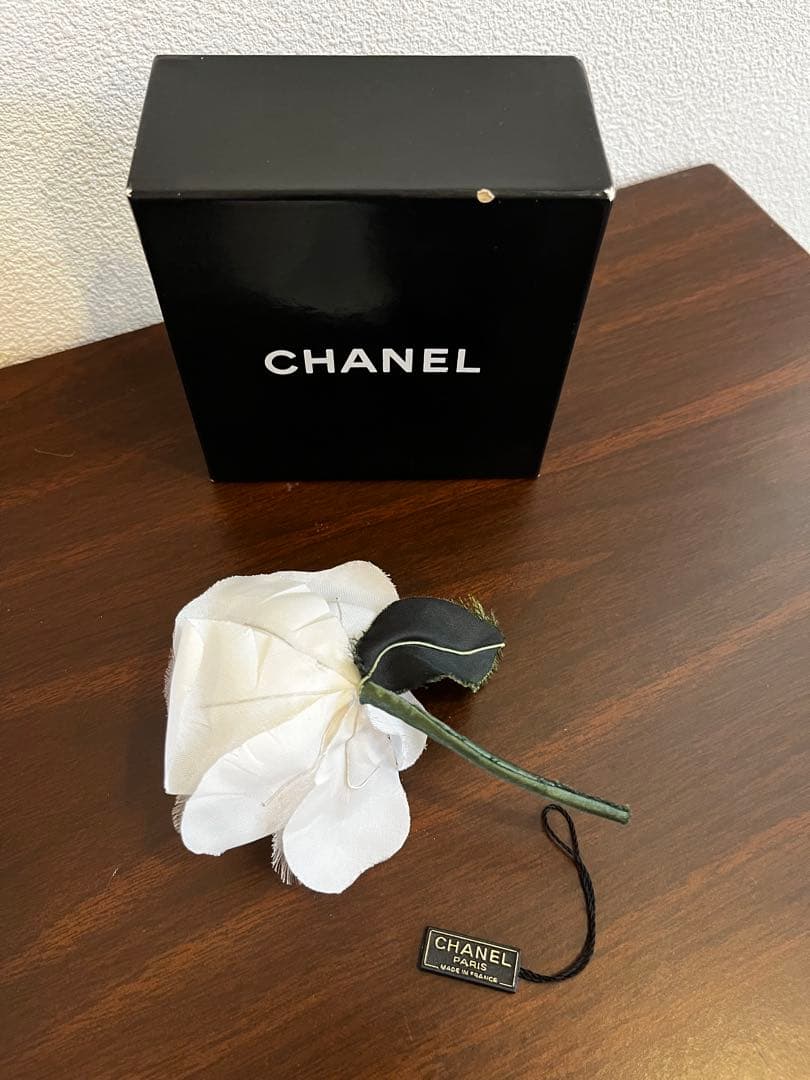 CHANEL ホワイトフラワーコサージュ